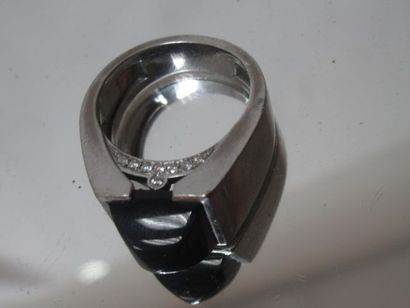  Important unisex ring in 18 kt white gold set with an onyx and diamonds (0,22 cts...