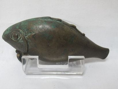 null Lime box in bronze, fish shape. South India, 19th century. 11 cm. On its plexiglass...