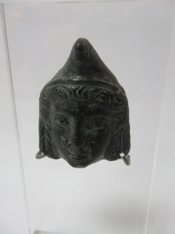 null Mascaron en bronze, représentant une tête coiffée d'un bonnet phrygien. Epoque...