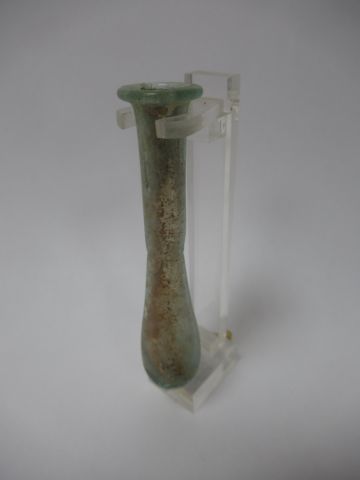null SYRIE, époque romaine. Balsamaire en verre soufflé. Haut.: 7 cm Sur son portant...