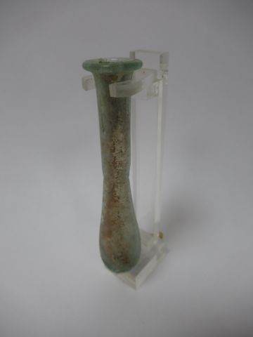 null SYRIA, Roman period. Blown glass balsamic. Height: 7 cm On its plexiglass stand....