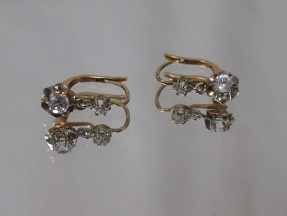  Pair of 18kt yellow gold sleepers set with white stones. Gross weight : 1,87 g