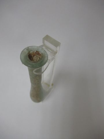null SYRIA, Roman period. Blown glass balsamic. Height: 7 cm On its plexiglass stand....