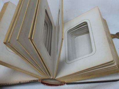 null Album photo, à décor burgauté. Epoque Napoléon III. 15 x 12,5 cm (vide)