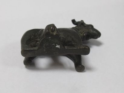 null Bronze sculpture of a bovid and its young. 1st-1st century B.C. 3,8 x 5 cm Boisgirard...