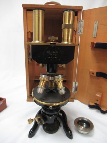 null Ernst LEITZ Microscope en laiton et métal laqué. Haut.: 33 cm Avec ses accessoires....