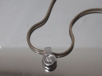 null Necklace in white gold 18 kt with its pendant in white gold decorated with a...