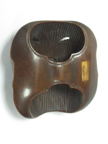 null JAPON Nestuke en bois, en forme de Masque figurant Beshimi. Haut.: 4 x 5 cm...