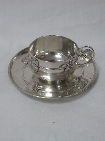 null Silver cup and its saucer, Art Nouveau model. Weight : 219 g Diameters : 7-13...