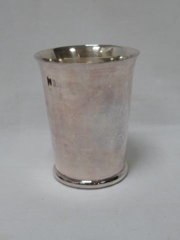 null ERCUIS Timbale in silver plated metal. Height: 10 cm In its bag and box.