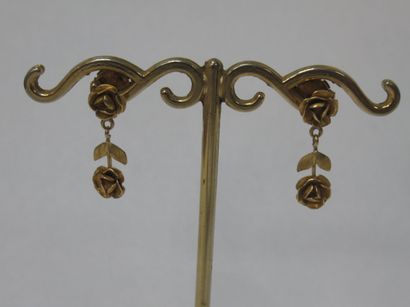  Paire de pendant d'oreilles en or jaune, à décor de roses. Poids brut : 3,73 g