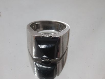 null Important unisex ring in 18 kt white gold set with an onyx and diamonds (0,22...