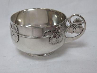 null Silver cup and its saucer, Art Nouveau model. Weight : 219 g Diameters : 7-13...