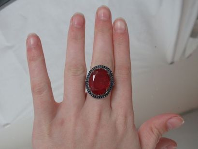 null Bague en argent, centré d'un rubis (17 carats) dans un entourage de saphirs...