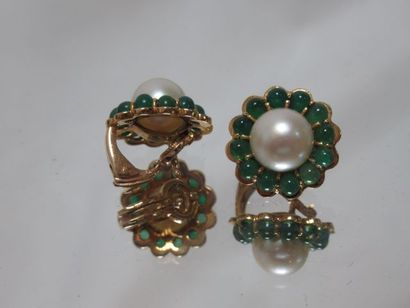 null Pair of earrings in yellow gold, centered with pearls, in a circle of emeralds....