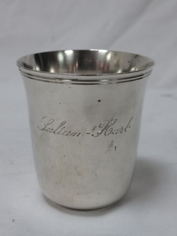 null CHRISTOFLE Petite timbale en argent. Gravée. Poids : 91 g Haut.: 7 cm