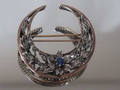 null Brooch "crescent moon" in white gold and silver decorated with diamonds and...