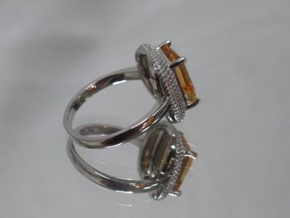 null Silver ring, set with a rectangular citrine (4.2 carats) in a circle of white...