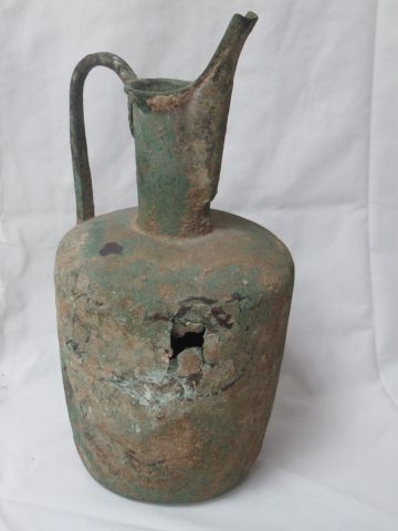 null SYRIE Cruche en métal. 35 cm. Provenance : Antiquités Georges Obeid.