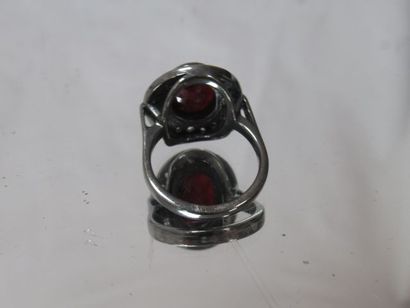 null Bague en argent, centrée d'un rubis dans un entourage de brillants. Poids brut...