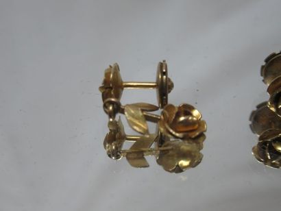 null Pair of earrings in yellow gold, decorated with roses. Gross weight : 3,73 ...