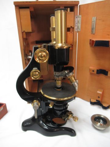 null Ernst LEITZ Microscope en laiton et métal laqué. Haut.: 33 cm Avec ses accessoires....