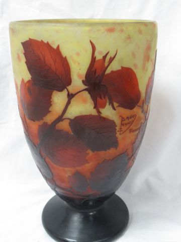 DAUM Grand vase en pâte de verre, à décor...