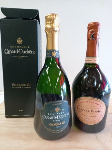 null Lot of 2 bottles :

1 Champagne Cuvée Rosé Brut Laurent Perrier

1 Box Champagne...