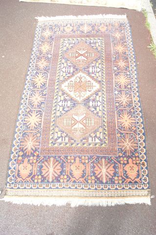 null Tapis Beloutch en laine à décor géométrique sur fon bleu. 110 x 200 cm