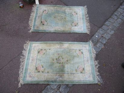 null CHINE Paire de tapis chinois en laine et soie fond vert à motifs de végétaux....