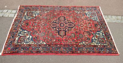 null ORIENT tapis en laine, à décor de végétaux stylisés sur fond rouge. 113 x 185...