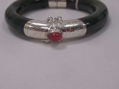 null Bracelet in jade, decorated with silver and set with a ruby. Diam: 6 cm (op...