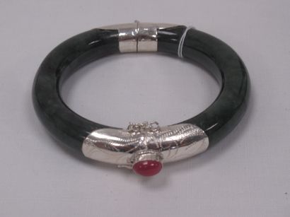 null Bracelet in jade, decorated with silver and set with a ruby. Diam: 6 cm (op...