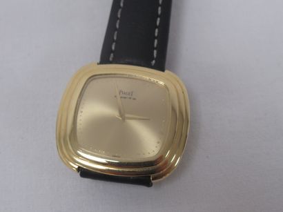 null PIAGET Men's watch in 18K yellow gold. Quartz. Leather strap (not original),...