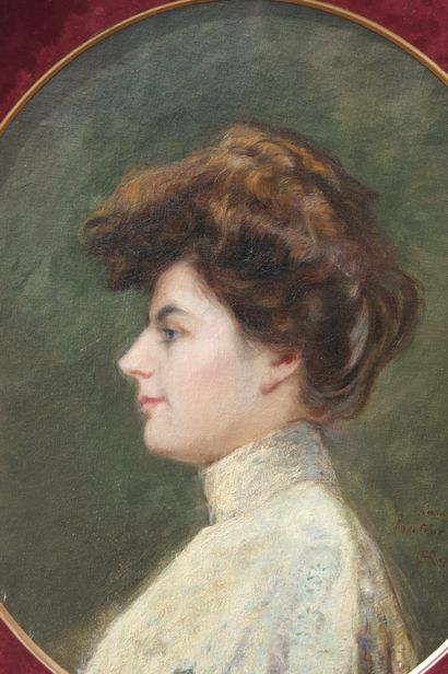 null ECOLE FRANCAISE vers 1900 (ROULLIER ?)

"Portrait de jeune femme"

Huile sur...