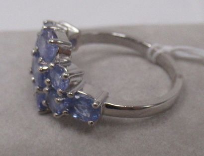 null Bague en argent, sertie d'un pavage de tanzanites. Poids brut : 3,62 g TDD ...