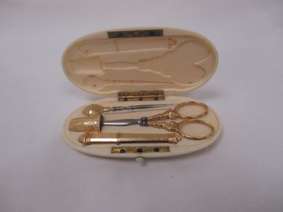 null Sewing kit in gold and steel. (the needle is missing). Weight of the case and...