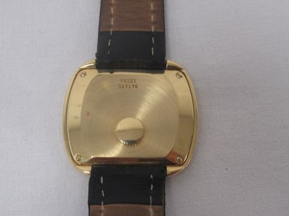 null PIAGET Men's watch in 18K yellow gold. Quartz. Leather strap (not original),...