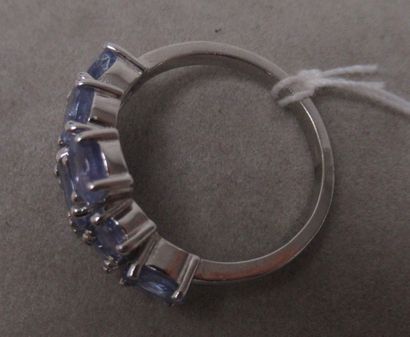 null Bague en argent, sertie d'un pavage de tanzanites. Poids brut : 3,62 g TDD ...