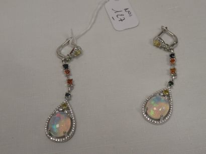 null Paire de pendants d'oreilles en argent, sertis d'opales et de saphirs multicolores....