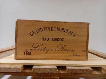 null 12 bouteilles de Haut Médoc. Château Lestage Simon. 1995. Caisse bois