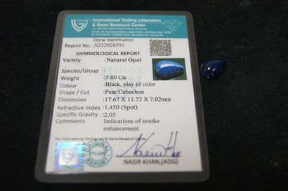 null Opale noire, 5,60 carats. Avec son certificat.