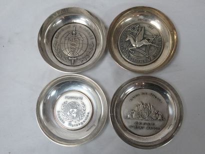 null Suite de 4 coupelles en métal argenté, à décor de médailles sur le thème militaire....