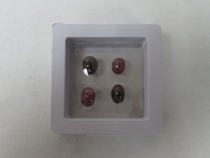 null 
Lot de 4 rubis, 2,55 carats au total. Avec leur certificat anversois.
