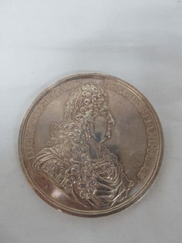 null Lot comprenant une importante médaille en argent figurant Louis XIV et une médaille...