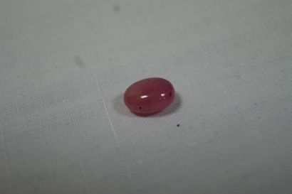 null Saphir rouge, 6,98 carats. Avec son certificat