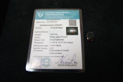 null Opale noire, 5,83 carats. Avec son certificat.