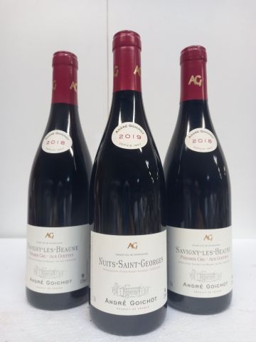 null Lot de 4 bouteilles :

"1 Nuit Saint Georges 2019 André Goichot

2 Savigny Les...