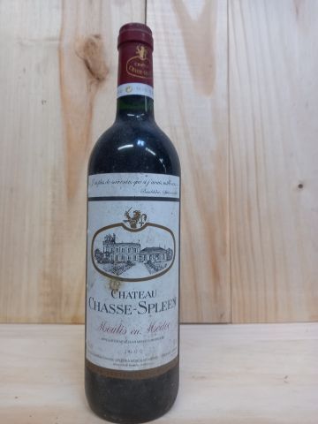 null Bottle of Château Chasse Spleen Grand Millésime 2000 Moulis (dirty bottle)