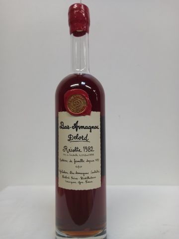 null Flacon Bas-Armagnac récolte 1982 Famille Delord Mise en bouteille le 26 avril...